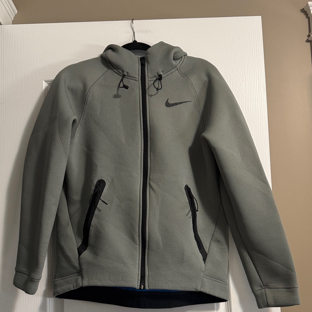 Nike Men's Dri-Fit Sweater in Gray